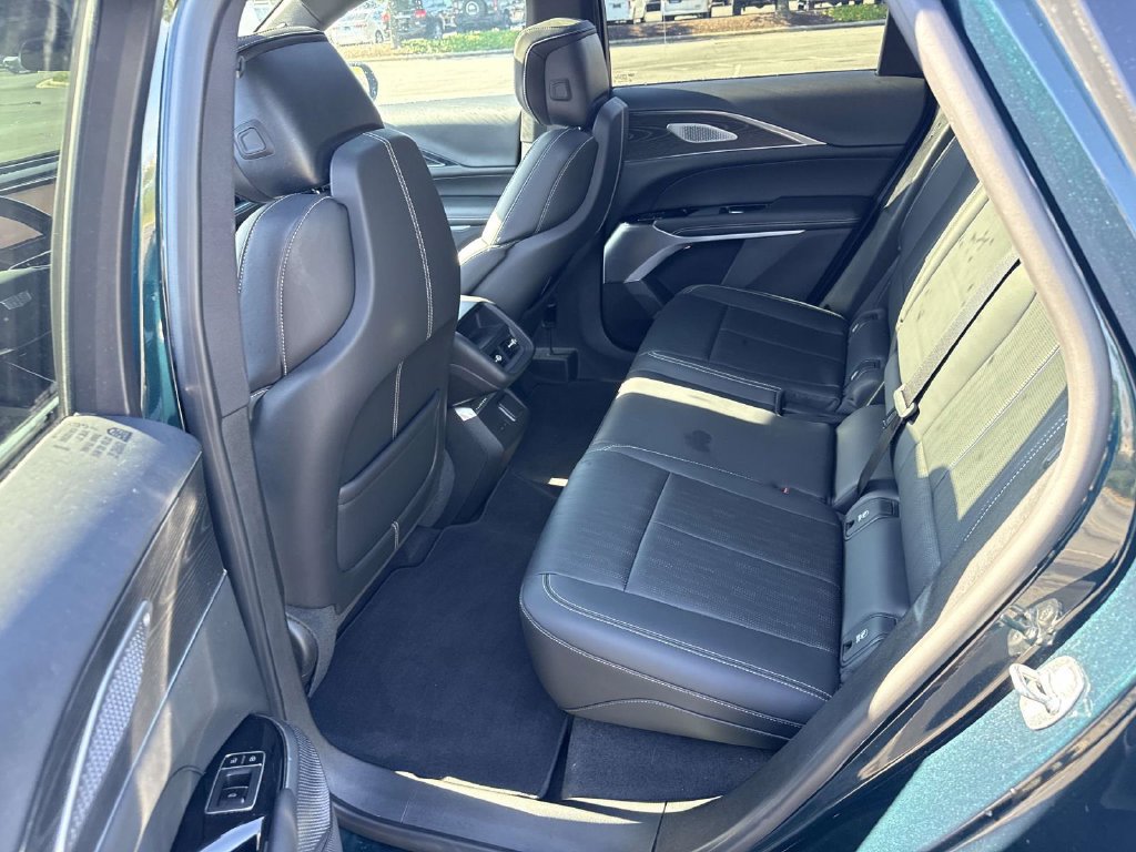 Used 2024 Cadillac Lyriq Luxury AWD/4WD image 10