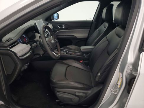 Used 2025 Jeep Compass Latitude image 11