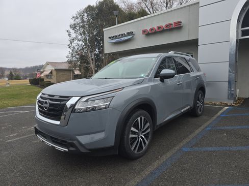Used 2023 Nissan Pathfinder Platinum image 8