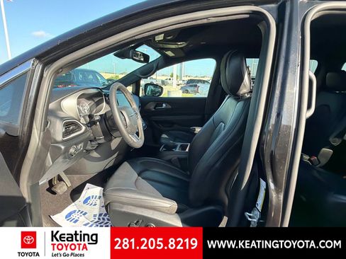 Used 2025 Chrysler Pacifica Select FWD image 9