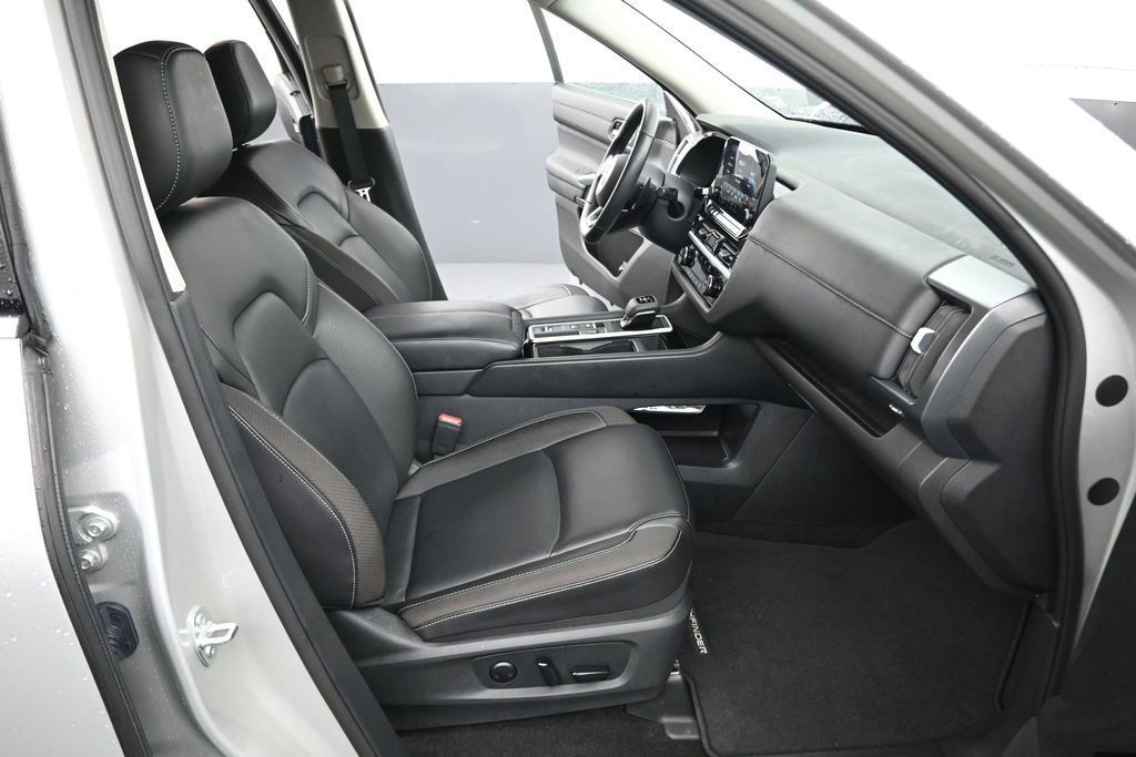 Certified 2025 Nissan Pathfinder SL FWD image 24