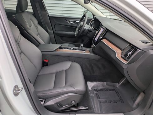 Certified 2025 Volvo V60 B5 Cross Country Plus image 33