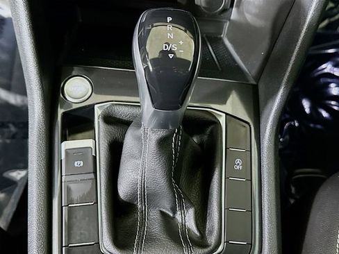 Used 2022 Volkswagen Tiguan SE w/ Panoramic Sunroof Package FWD image 21