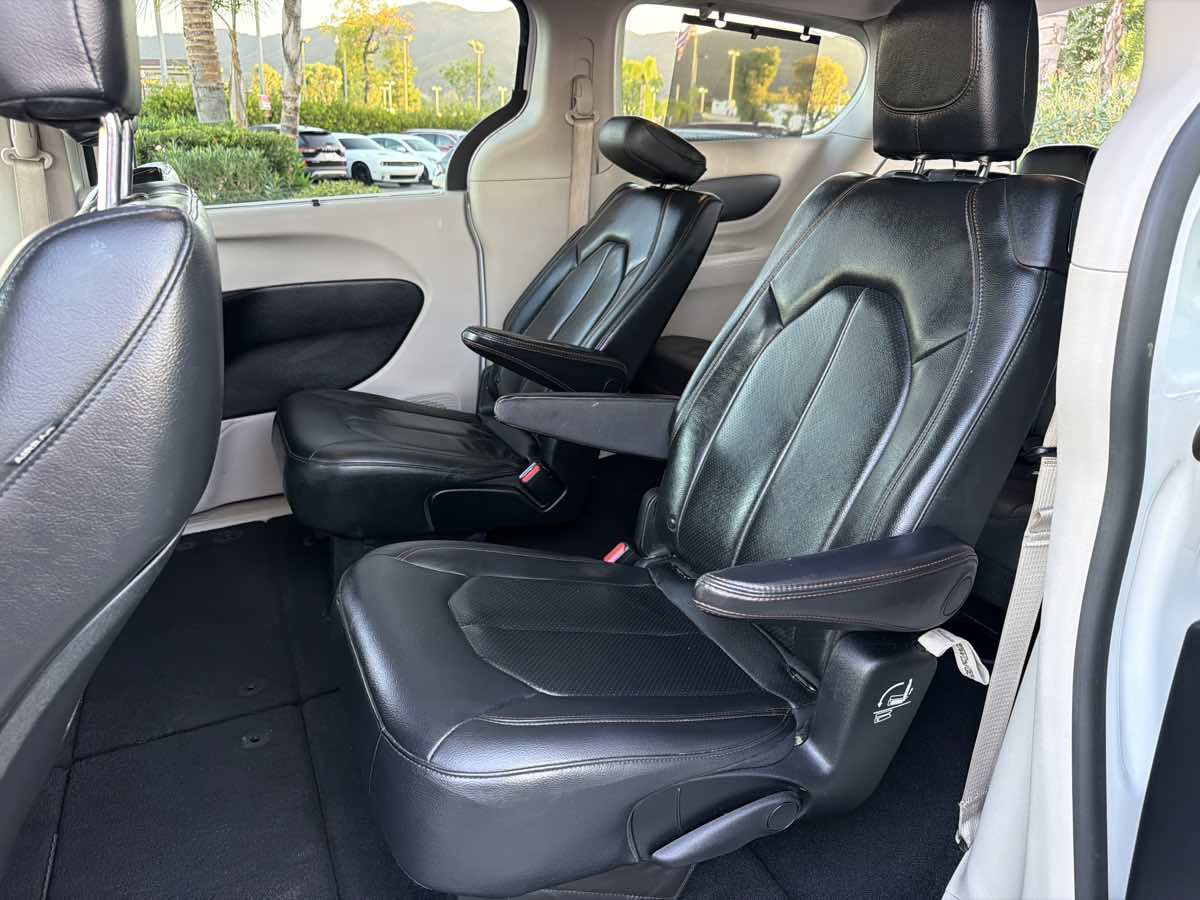 Used 2019 Chrysler Pacifica Touring-L FWD image 19