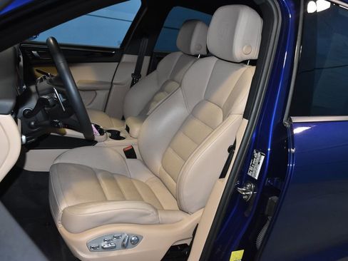 Certified 2025 Porsche Macan image 5