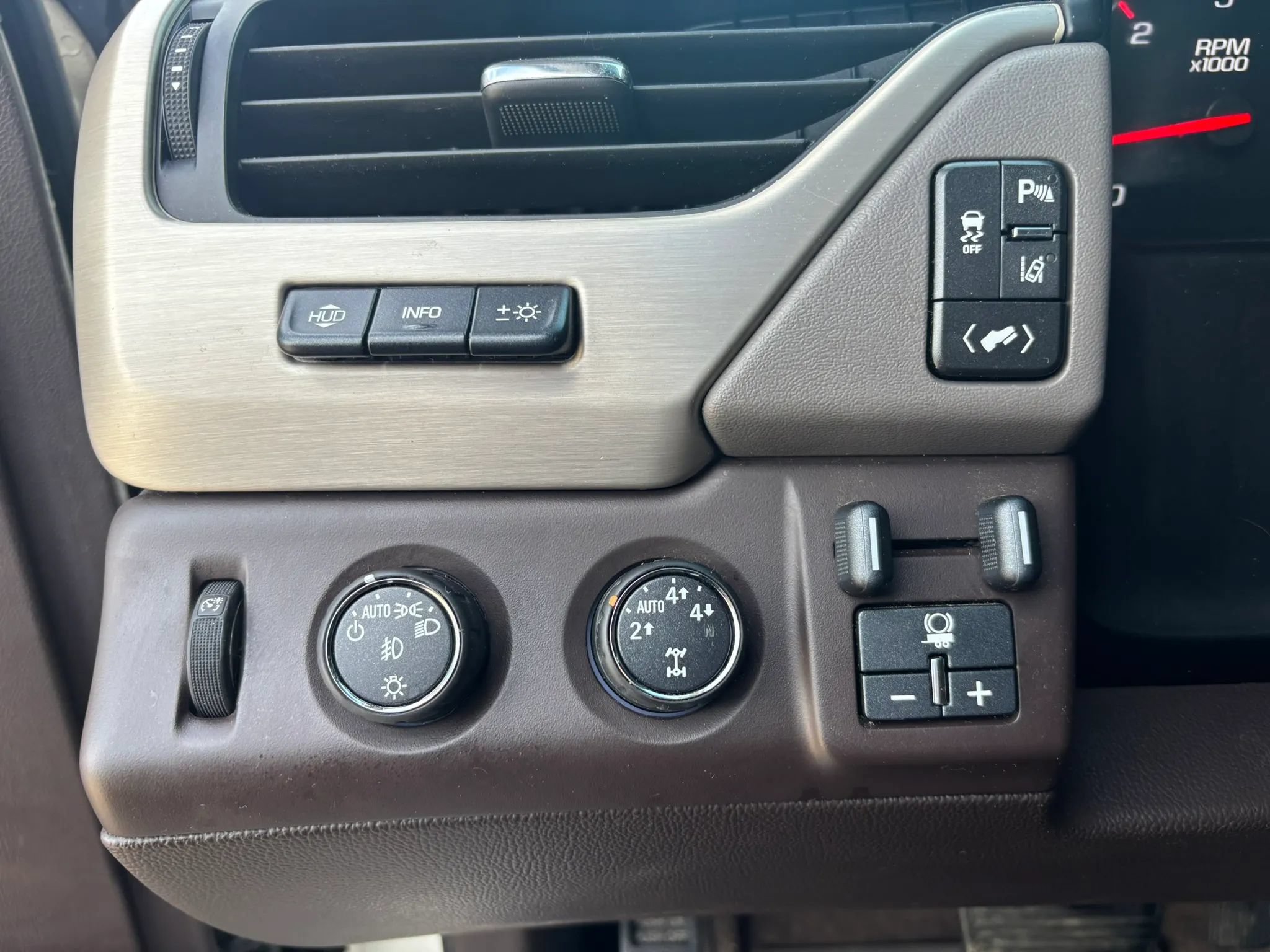 Used 2015 GMC Yukon Denali w/ Touring Package AWD/4WD image 26