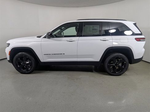 New 2025 Jeep Grand Cherokee Altitude image 4