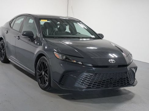 Used 2025 Toyota Camry SE FWD image 3