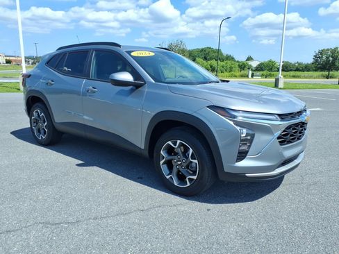 Certified 2024 Chevrolet Trax LT w/ LT Convenience Package FWD image 3