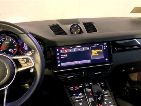 Used 2022 Porsche Cayenne w/ Premium Package image 16