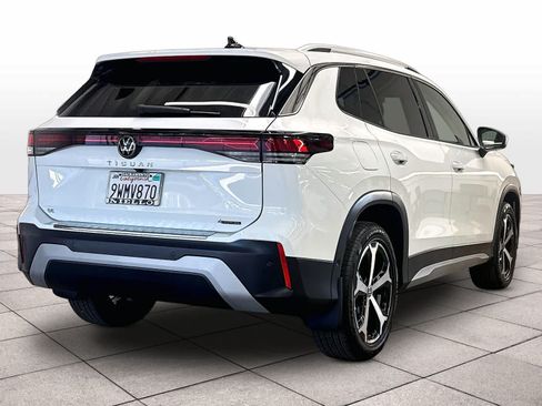 Certified 2026 Volkswagen Tiguan SE w/ Panoramic Sunroof Package AWD/4WD image 9
