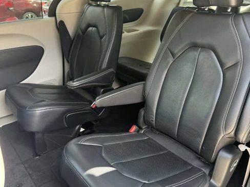 Used 2022 Chrysler Pacifica Touring-L FWD image 16