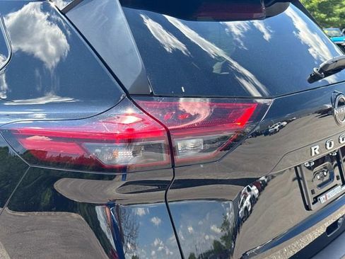 Used 2023 Nissan Rogue S FWD image 12