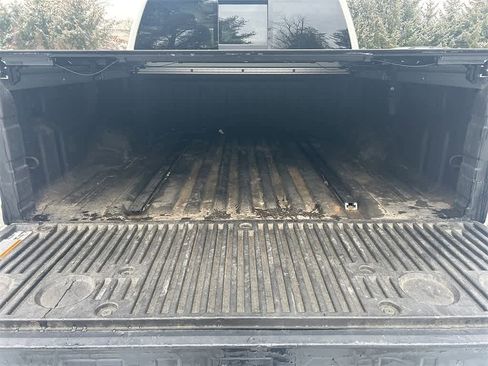 Used 2021 Nissan Titan SL w/ Moonroof Package image 11