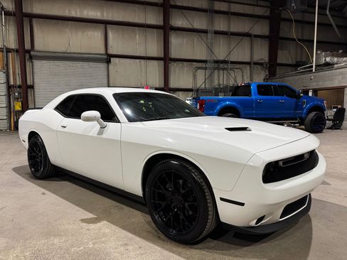 Used 2019 Dodge Challenger SXT image 2