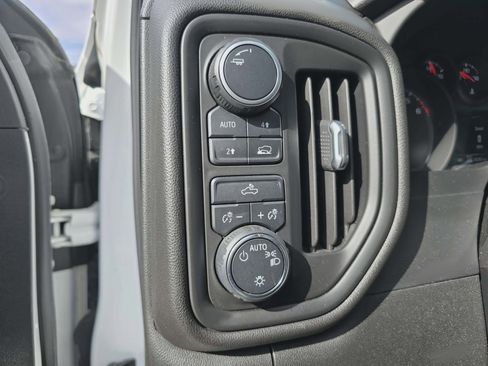 Used 2020 Chevrolet Silverado 1500 Custom w/ Custom Value Package image 17