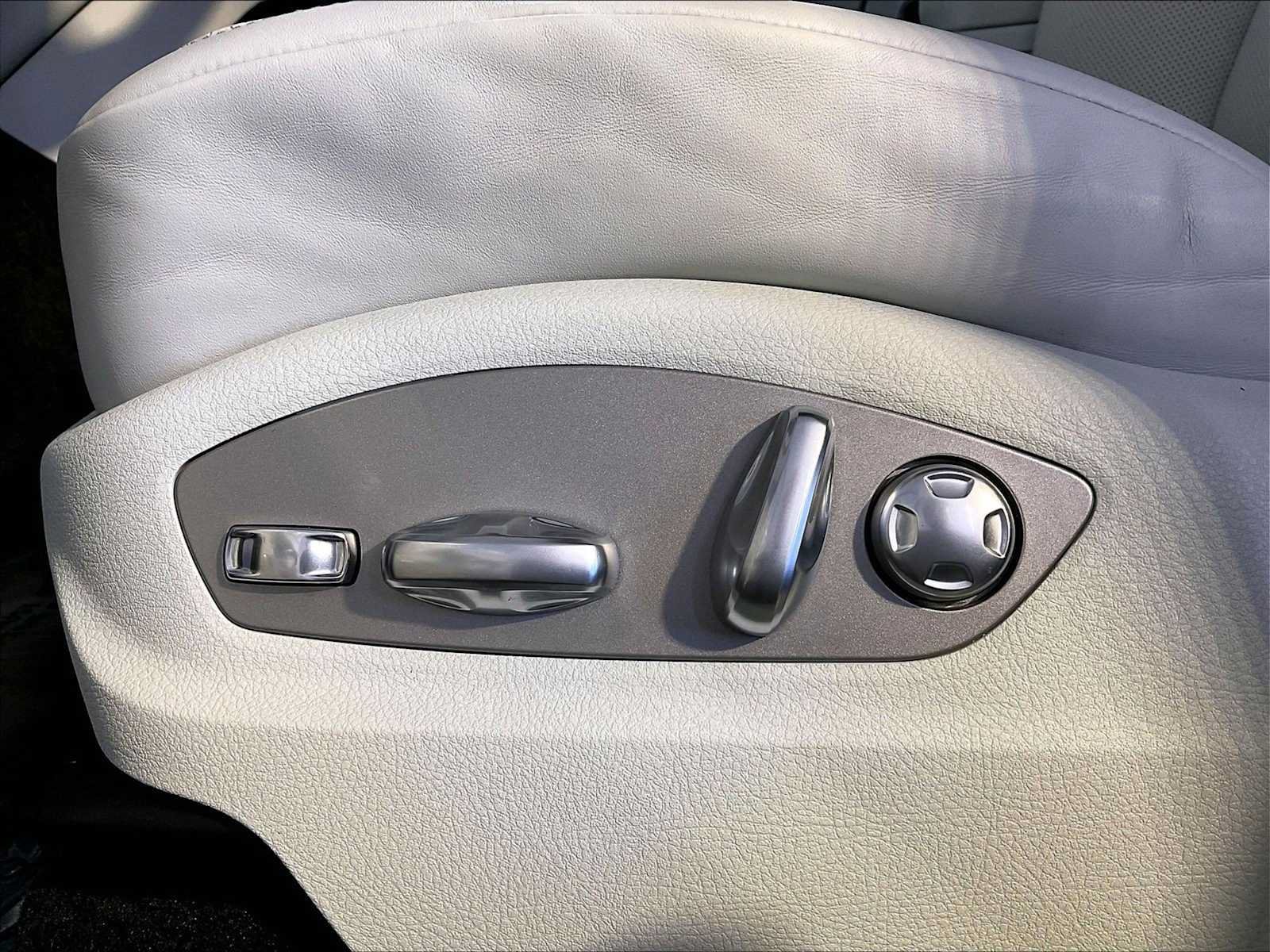 Certified 2024 Porsche Macan AWD/4WD image 39