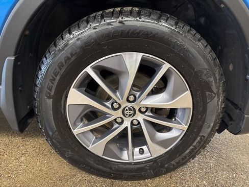 Used 2018 Toyota RAV4 LE AWD/4WD image 10