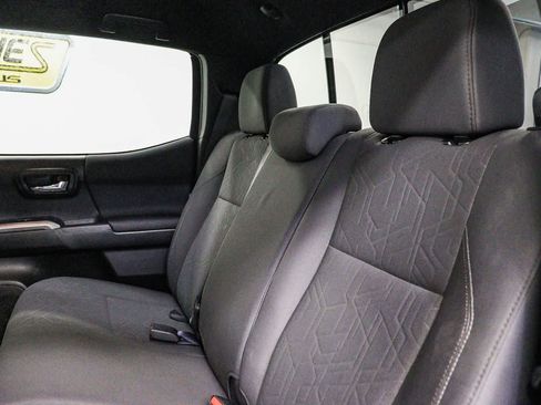 Used 2017 Toyota Tacoma TRD Off-Road AWD/4WD image 19