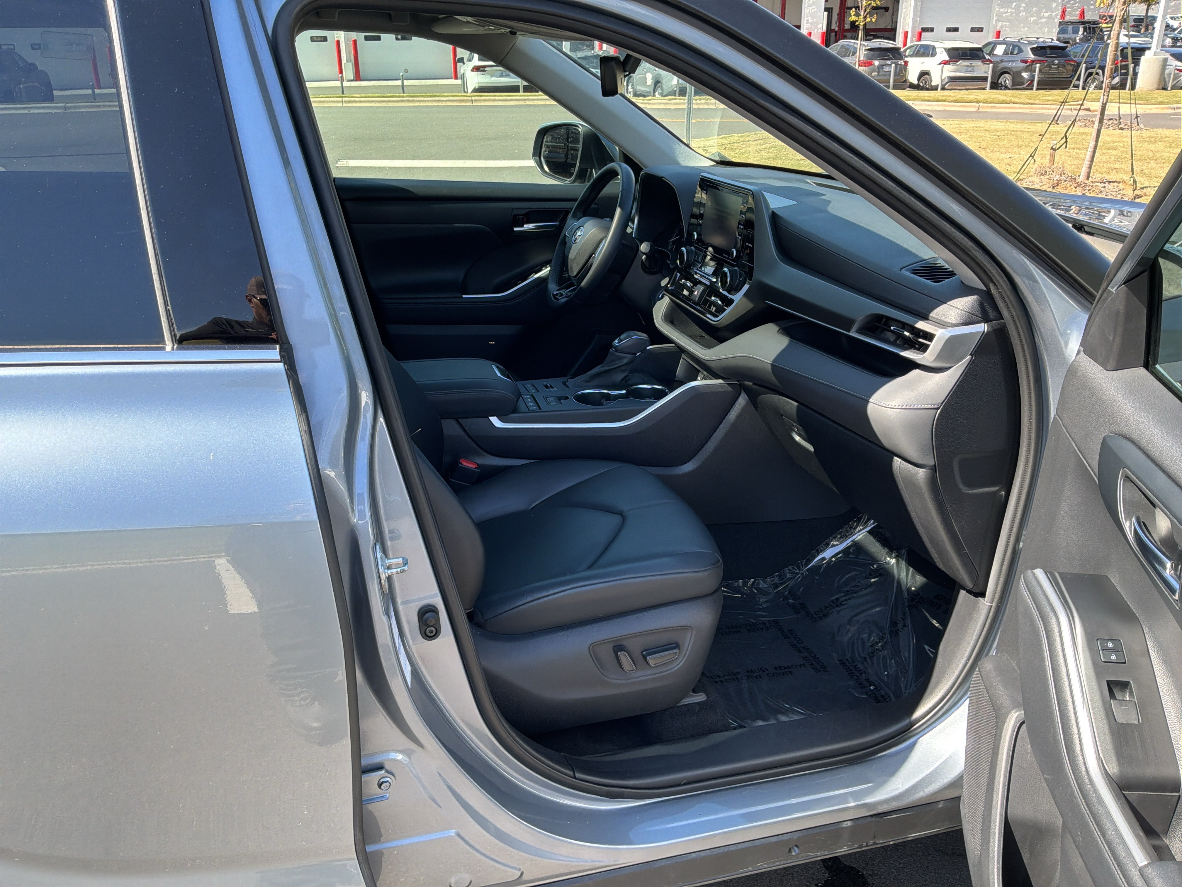 Used 2021 Toyota Highlander XLE AWD/4WD image 34