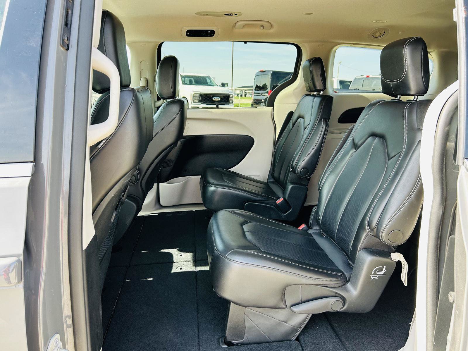Used 2023 Chrysler Pacifica Touring-L FWD image 25