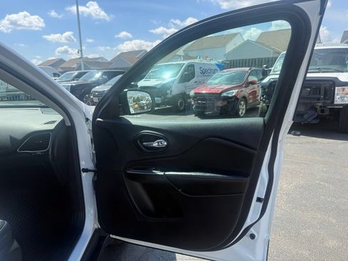 Used 2022 Jeep Cherokee Trailhawk w/ Premium Leather Package AWD/4WD image 60