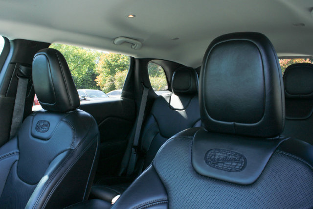 Used 2019 Jeep Cherokee Overland w/ Technology Group AWD/4WD image 15