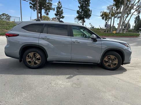 Used 2023 Toyota Highlander Bronze Edition FWD image 6