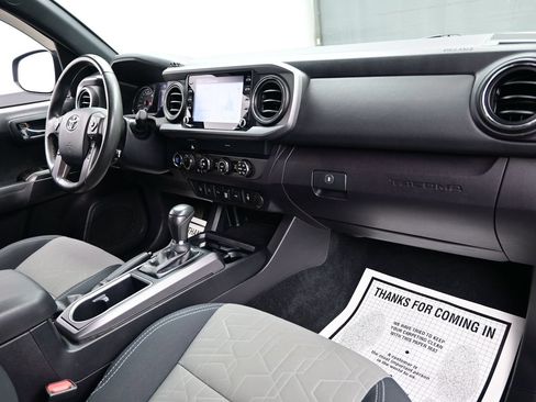 Used 2020 Toyota Tacoma TRD Off-Road w/ Technology Package AWD/4WD image 15