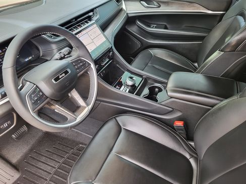 Used 2024 Jeep Grand Cherokee L Limited w/ Black Appearance Package image 12