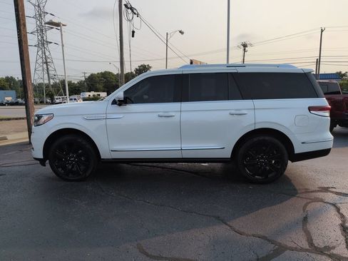 Used 2024 Lincoln Navigator Reserve AWD/4WD image 2