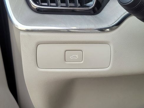 Certified 2023 Volvo XC60 B6 Ultimate w/ Climate Package image 17