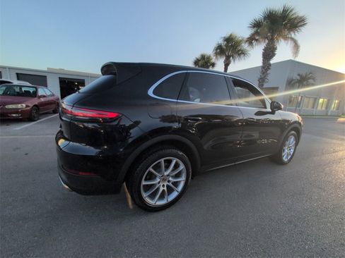 Used 2021 Porsche Cayenne w/ Premium Package image 11