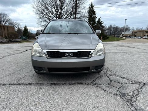 Used 2011 Kia Sedona LX image 2