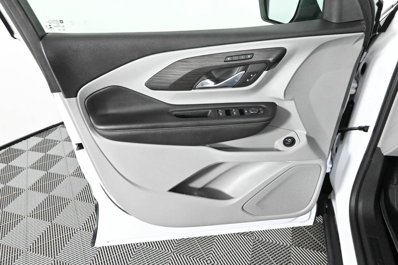 Used 2023 GMC Terrain SLT w/ LPO, Floor Liner Package FWD image 18