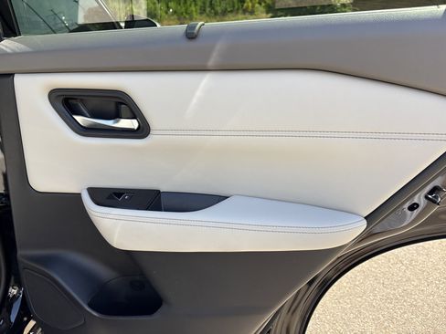 Used 2025 Nissan Rogue SL w/ SL Premium Package image 16