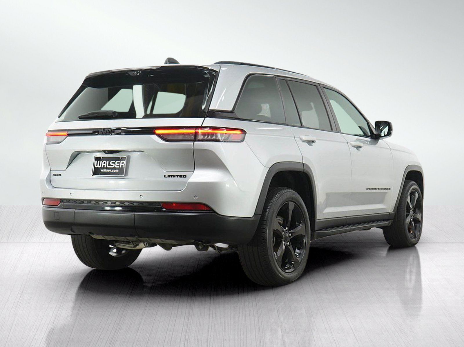 Used 2024 Jeep Grand Cherokee Limited w/ Luxury Tech Group II AWD/4WD image 5