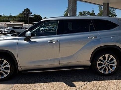Used 2022 Toyota Highlander Limited image 4