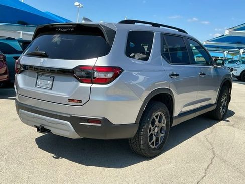 Certified 2025 Honda Pilot TrailSport image 3