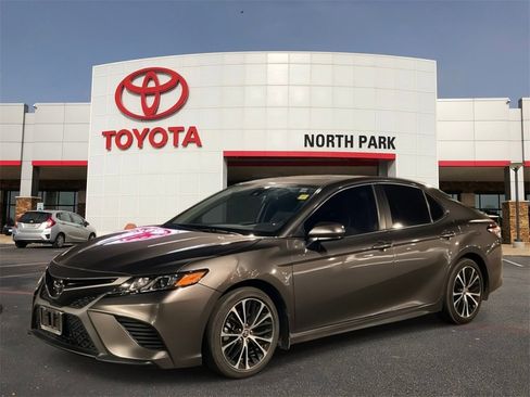 Certified 2020 Toyota Camry SE image 1