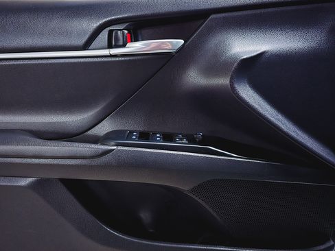 Used 2018 Toyota Camry SE FWD image 16