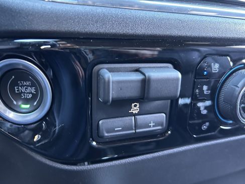 Used 2024 Chevrolet Silverado 1500 High Country image 39