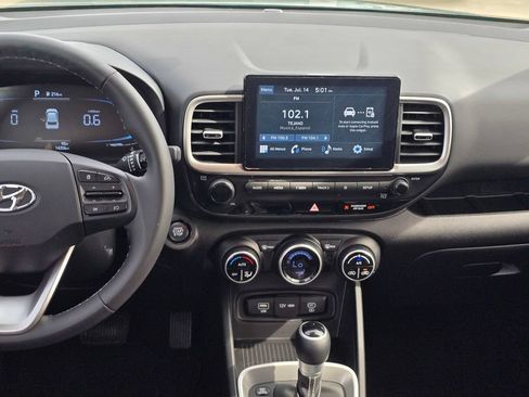 Used 2025 Hyundai Venue SEL FWD image 17
