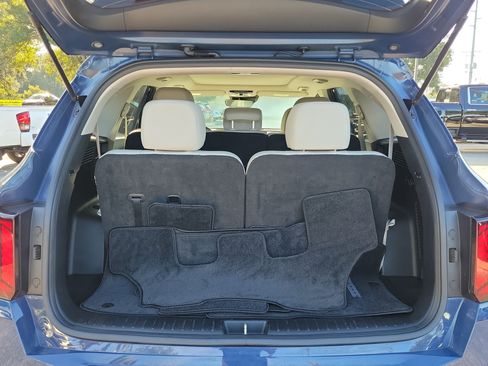 Used 2024 Kia Sorento S w/ Panoramic Sunroof Package FWD image 9