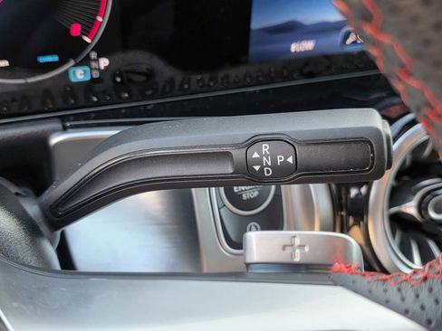 Used 2025 Mercedes-Benz GLB 250 image 21