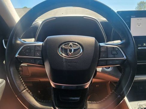 Used 2020 Toyota Highlander XLE FWD image 26