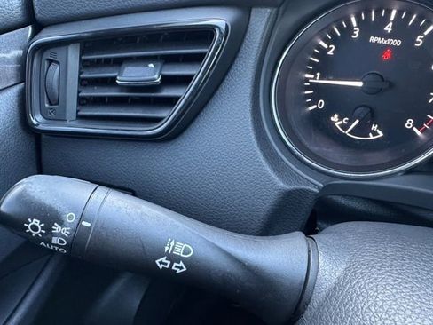 Used 2017 Nissan Rogue SV image 25