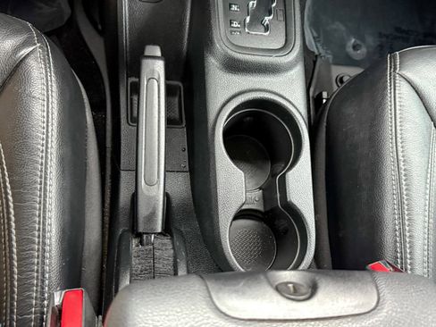 Used 2018 Jeep Wrangler Unlimited Rubicon w/ Connectivity Group image 32