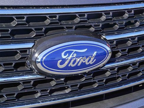 Used 2023 Ford Explorer XLT w/ Equipment Group 202A image 11