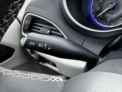 Used 2024 Chrysler Pacifica Touring-L image 27